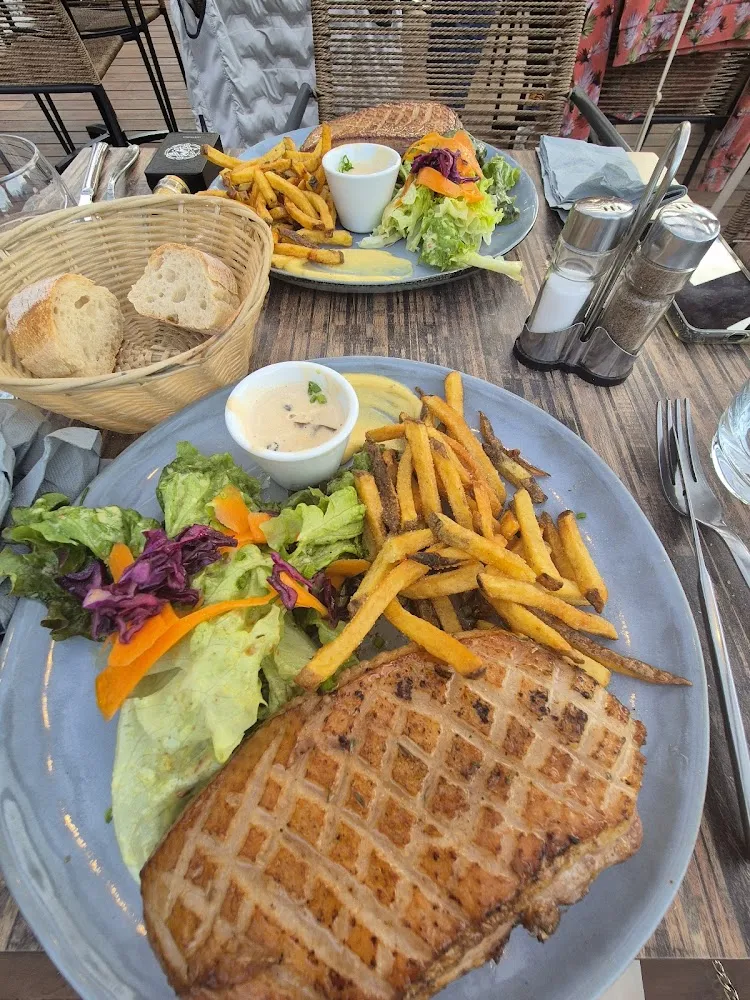 Maigret de Canard Frites Maison Sauce Morille